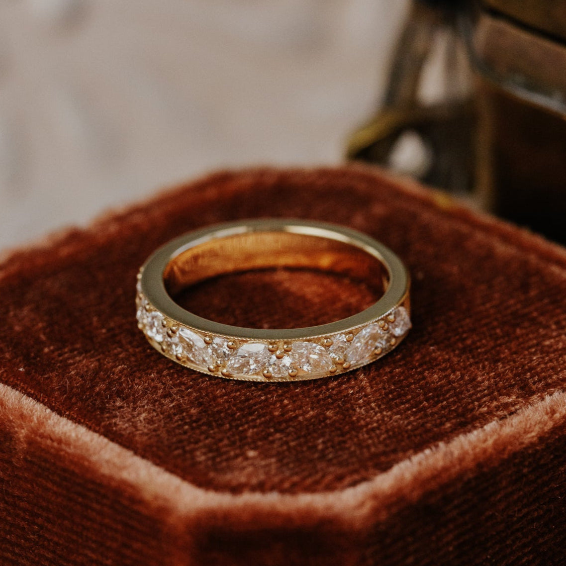 Goldband with diamonds on a brown velvet cushion