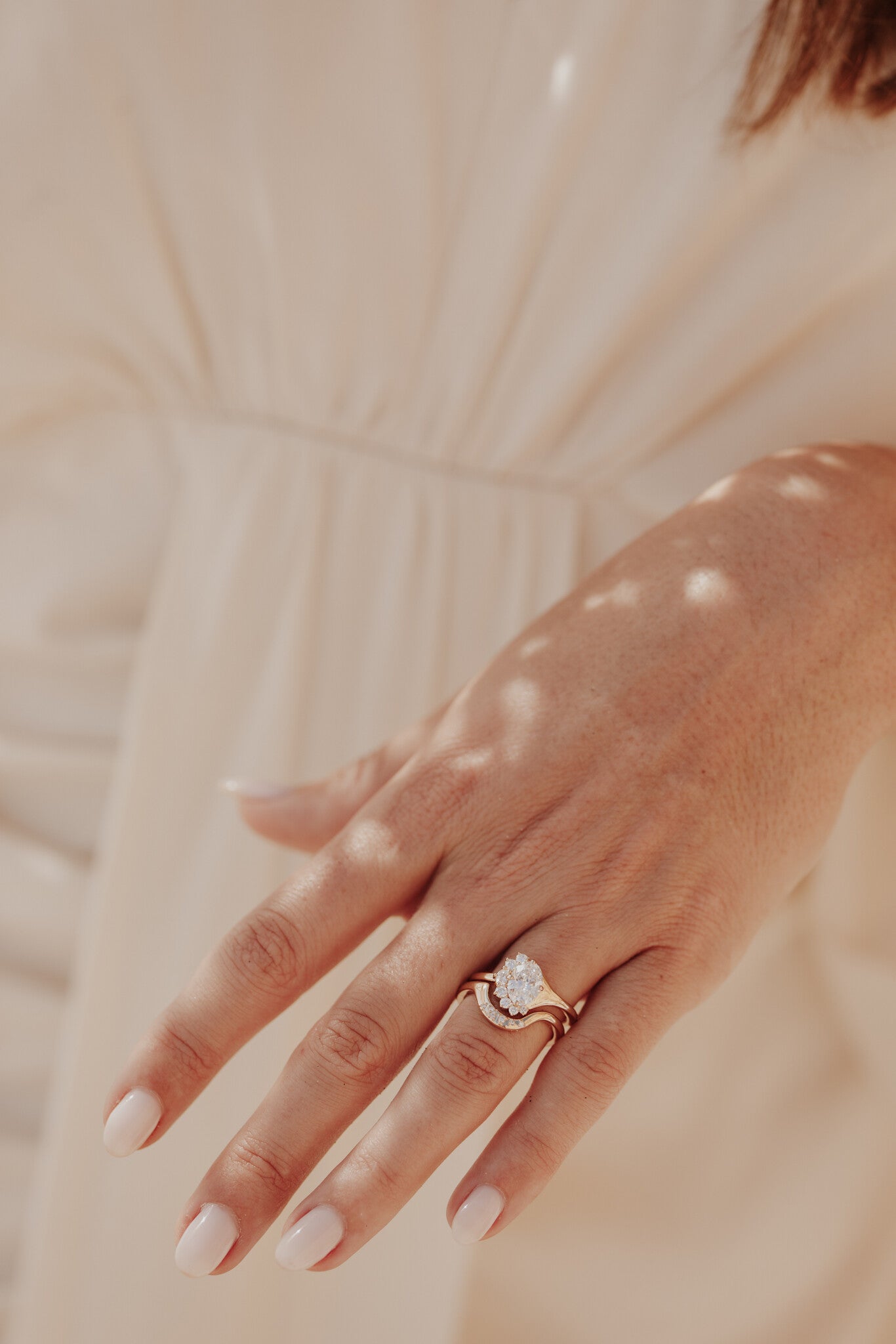 The Horizon Round Band paired with The Horizon Oval Ring on a models hand