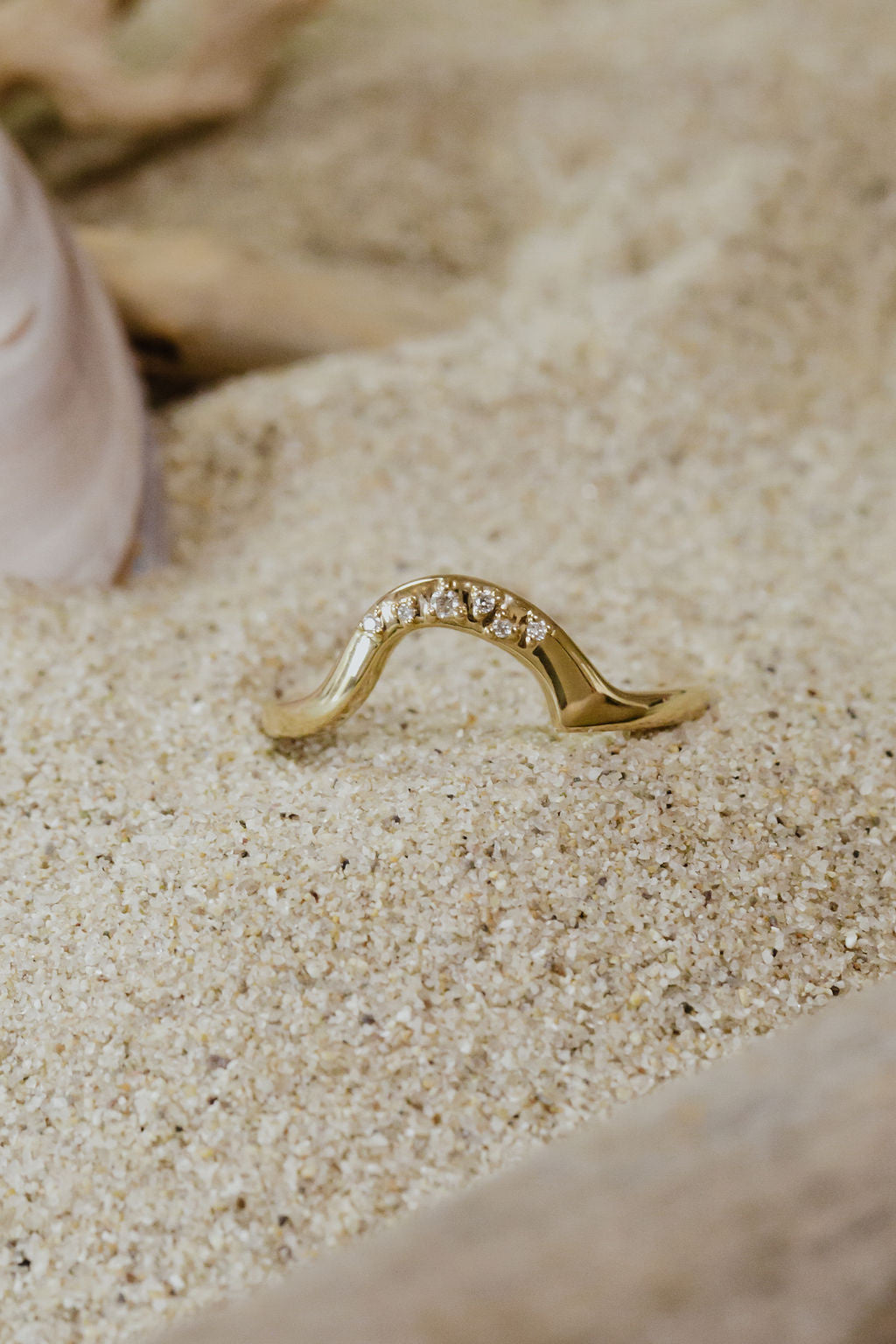 The Horizon Round Band in 14k yellow gold