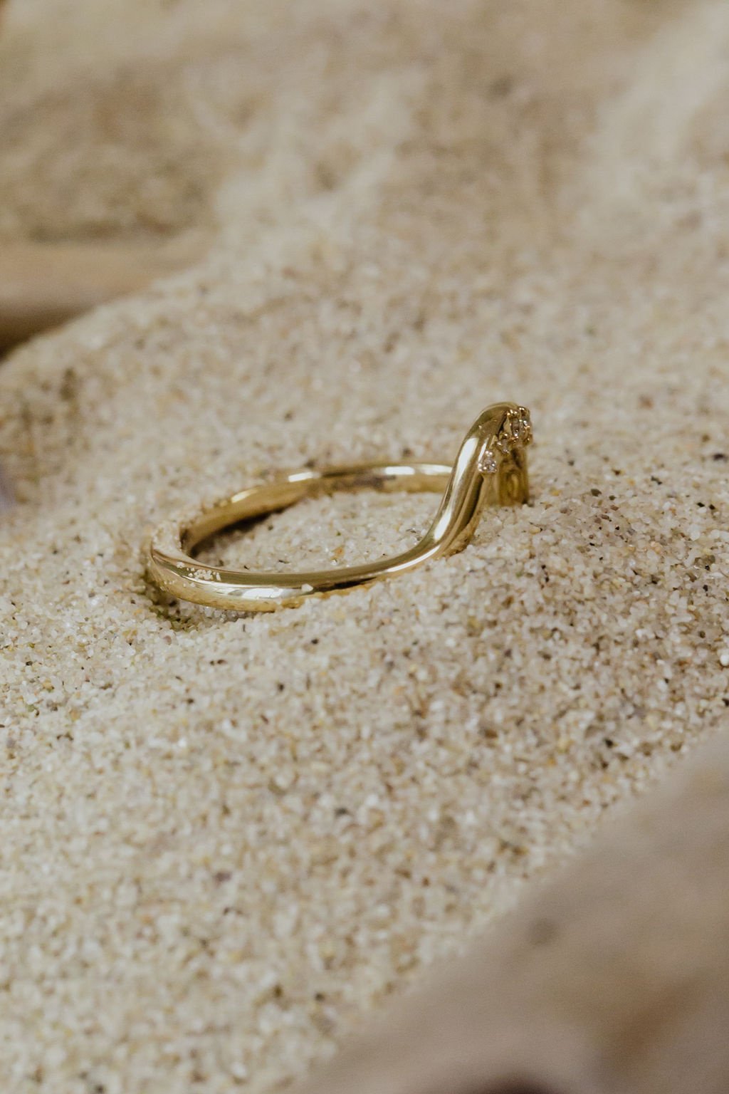 The Horizon Round Band in 14k yellow gold