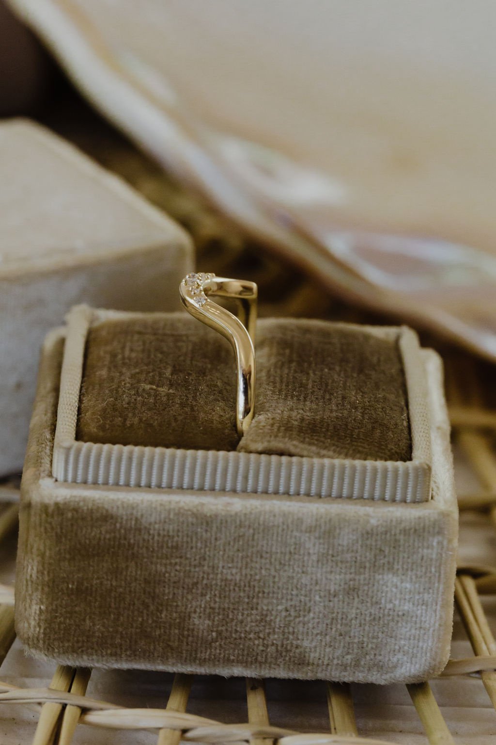 The Horizon Round Band in 14k yellow gold