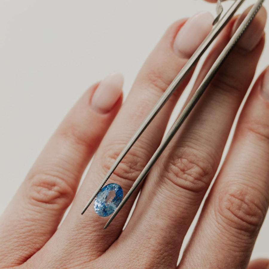2.98 ct Oval Light Blue Sri Lanka Sapphire on models hand