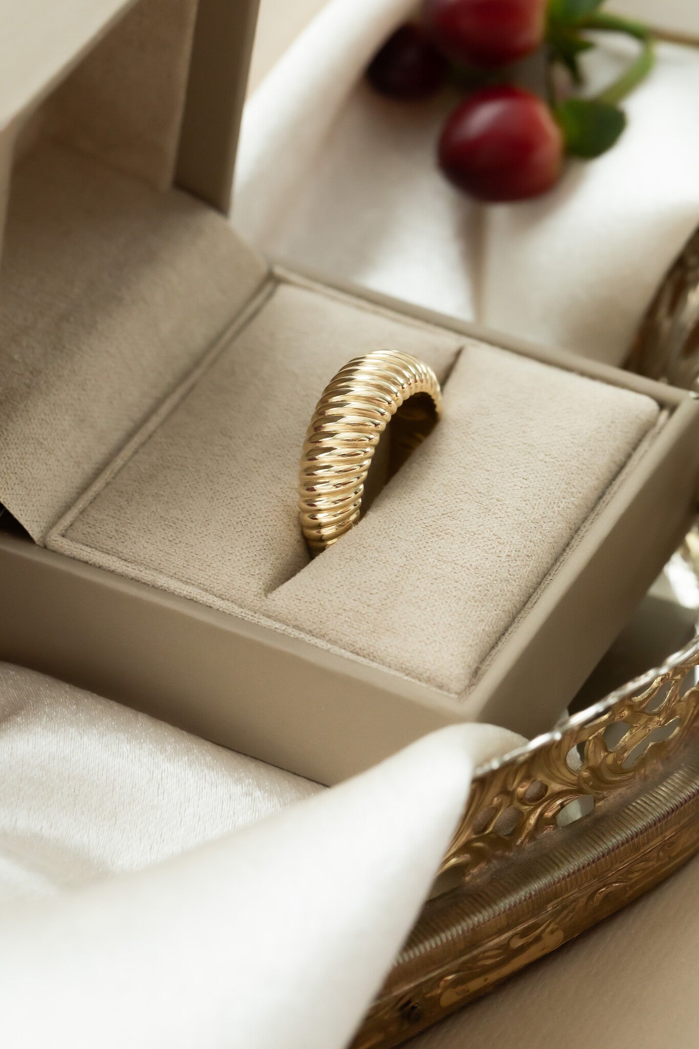 Wide Tapered Rope Textured Band